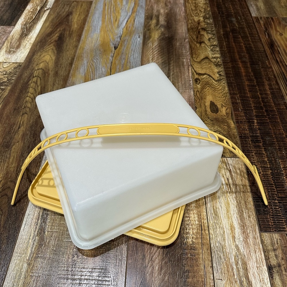 Tupperware Yellow Harvest Gold cake carrier